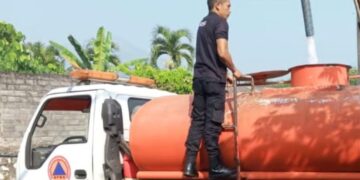 ILUSTRASI: Petugas BPBD Salatiga menyiapkan air untuk dropping. (BPBD Salatiga/Lingkarjateng.id)