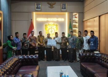 Bupati Kendal, Dyah Kartika Permanasari, menyaksikan penandatanganan NPHD untuk pembangunan RSNU di ruang kerjanya, Kamis, 7 Mei 2026. (Anik Kustiani/Lingkarjateng.id)