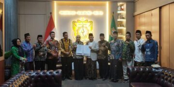 Bupati Kendal, Dyah Kartika Permanasari, menyaksikan penandatanganan NPHD untuk pembangunan RSNU di ruang kerjanya, Kamis, 7 Mei 2026. (Anik Kustiani/Lingkarjateng.id)