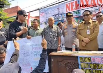 Demo nelayan di depan Kantor Bupati Pati pada Selasa, 4 Mei 2026. (dok for Lingkarjateng.id)