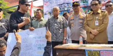 Demo nelayan di depan Kantor Bupati Pati pada Selasa, 4 Mei 2026. (dok for Lingkarjateng.id)