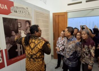 Menbud RI, Fadli Zon, bersama Wali Kota Semarang, Agustina Wilujeng Pramestuti, didampingi kurator Kesit Widjanarko mengunjungi pameran arsip filateli di Rumah Pohan, Kota Lama, Kota Semarang, Minggu petang, 31 Mei 2026. (Syahril Muadz/Lingkarjateng.id)