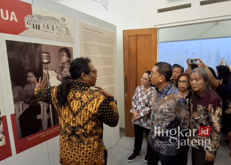 Menbud Fadli Zon Kunjungi Pameran Arsip Pendudukan Jepang di Kota Lama Semarang 25 Menbud RI, Fadli Zon, bersama Wali Kota Semarang, Agustina Wilujeng Pramestuti, didampingi kurator Kesit Widjanarko mengunjungi pameran arsip filateli di Rumah Pohan, Kota Lama, Kota Semarang, Minggu petang, 31 Mei 2026. (Syahril Muadz/Lingkarjateng.id)