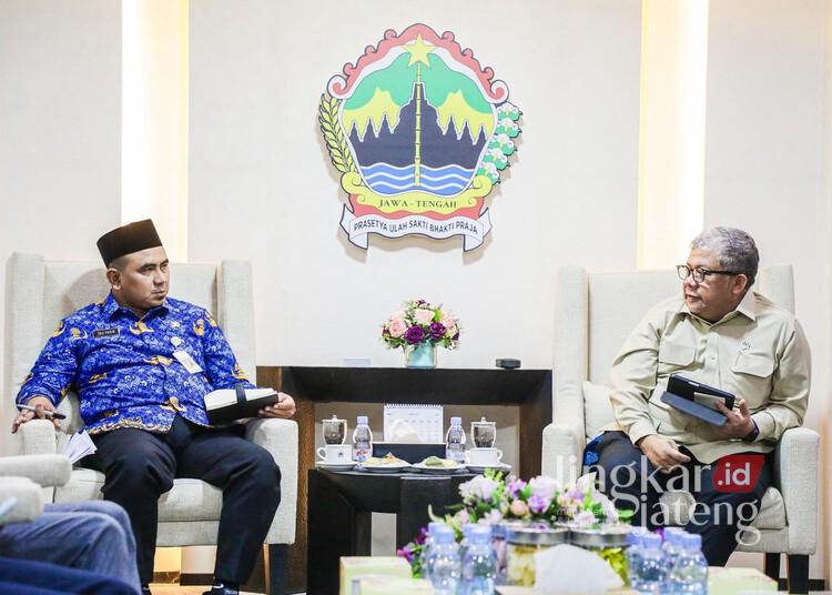 Wamen PKP Fahri Hamzah Nilai Jateng Paling Siap Jalankan Program 3 Juta Rumah 25 Wamen PKP Fahri Hamzah saat bertemu Wakil Gubernur Jawa Tengah Taj Yasin Maimoen di Kantor Gubernuran, Kota Semarang, Senin, 18 Mei 2026. (Humas Pemprov Jateng/Lingkarjateng.id)