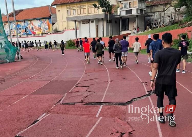 GOR Tri Lomba Juang Semarang Akan Direhab Total Tahun Ini 25 Lintasan lari atletik di GOR Tri Lomba Juang, Kota Semarang, mengalami kerusakan. (Syahril Muadz/Lingkarjateng.id)