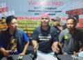 Posko Pelaporan Dosa-Dosa Plt Bupati Pati Terima 6 Aduan Jalan Rusak 26 Ketua Germap, Yayak Gundul, saat konferensi pers di posko pelaporan dosa-dosa Plt Bupati Pati Risma Ardhi Chandra di depan Gedung DPRD Pati, Selasa malam, 25 Mei 2026. (Lingkarkateng Group Network/Lingkarjateng.id)