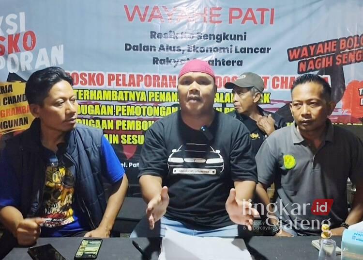 Posko Pelaporan Dosa-Dosa Plt Bupati Pati Terima 6 Aduan Jalan Rusak 25 Ketua Germap, Yayak Gundul, saat konferensi pers di posko pelaporan dosa-dosa Plt Bupati Pati Risma Ardhi Chandra di depan Gedung DPRD Pati, Selasa malam, 25 Mei 2026. (Lingkarkateng Group Network/Lingkarjateng.id)
