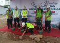Gedung Kudus Sehat Senilai Rp91 Miliar Mulai Dibangun, Akan Dilengkapi Mall hingga Hotel 34 Bupati Kudus, Sam'ani Intakoris, saat melakukan groundbreaking proyek pembangunan Gedung Kudus Sehat di lahan bekas Mall Matahari, Selasa, 19 Mei 2026. (Ahmad Abror/Lingkarjateng.id)