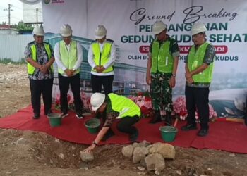 Bupati Kudus, Sam'ani Intakoris, saat melakukan groundbreaking proyek pembangunan Gedung Kudus Sehat di lahan bekas Mall Matahari, Selasa, 19 Mei 2026. (Ahmad Abror/Lingkarjateng.id)
