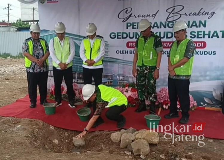 Gedung Kudus Sehat Senilai Rp91 Miliar Mulai Dibangun, Akan Dilengkapi Mall hingga Hotel 25 Bupati Kudus, Sam'ani Intakoris, saat melakukan groundbreaking proyek pembangunan Gedung Kudus Sehat di lahan bekas Mall Matahari, Selasa, 19 Mei 2026. (Ahmad Abror/Lingkarjateng.id)