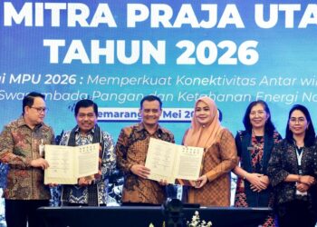 Jateng dan 9 Provinsi Teken Kerja Sama Pengelolaan Sampah hingga Proyek Giant Sea Wall 32 Gubernur Jawa Tengah, Ahmad Luthfi, bersama gubernur 9 provinsi lain menunjukkan nota kesepahaman kerja sama dalam Forum Kerja Sama Daerah Mitra Praja Utama (FKD-MPU) di Hotel Tentrem, Kota Semarang, Selasa, 12 Mei 2026. (Humas Pemprov Jateng/Lingkarjateng.id)
