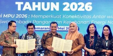 Gubernur Jawa Tengah, Ahmad Luthfi, bersama gubernur 9 provinsi lain menunjukkan nota kesepahaman kerja sama dalam Forum Kerja Sama Daerah Mitra Praja Utama (FKD-MPU) di Hotel Tentrem, Kota Semarang, Selasa, 12 Mei 2026. (Humas Pemprov Jateng/Lingkarjateng.id)