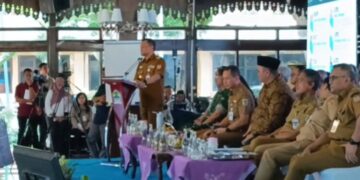 Rembug Pembangunan, Gubernur Jateng Minta Kabupaten Eks Karesidenan Pati Siap Swasembada Pangan 10 Gubernur Jawa Tengah, Ahmad Luthfi, saat memberi arahan dalam forum Rembug Pembangunan Provinsi Jawa Tengah 2026 di Pendopo Kabupaten Kudus, Selasa, 26 Mei 2026. (Ahmad Abror/Lingkarjateng.id)
