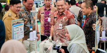 Gubernur Jawa Tengah, Ahmad Luthfi, meninjau aktivitas industri di salah satu pabrik di provinsi setempat. (Humas Pemprov Jateng/Lingkarjateng.id)