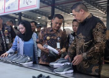 Gubernur Jawa Tengah, Ahmad Luthfi, saat meninjau aktivitas produksi di PT Gold Emperor Indonesia di Kabupaten Brebes, Kamis, 7 Mei 2026. (Humas Pemprov Jateng/Lingkarjateng.id)