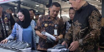 Gubernur Jawa Tengah, Ahmad Luthfi, saat meninjau aktivitas produksi di PT Gold Emperor Indonesia di Kabupaten Brebes, Kamis, 7 Mei 2026. (Humas Pemprov Jateng/Lingkarjateng.id)