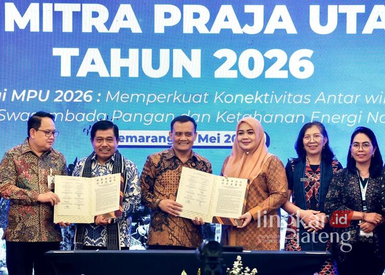 Jateng dan 9 Provinsi Teken Kerja Sama Pengelolaan Sampah hingga Proyek Giant Sea Wall 25 Gubernur Jawa Tengah, Ahmad Luthfi, bersama gubernur 9 provinsi lain menunjukkan nota kesepahaman kerja sama dalam Forum Kerja Sama Daerah Mitra Praja Utama (FKD-MPU) di Hotel Tentrem, Kota Semarang, Selasa, 12 Mei 2026. (Humas Pemprov Jateng/Lingkarjateng.id)