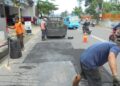 Harga BBM dan Aspal Naik, DPUPR Salatiga Pakai Sistem Zonasi Perbaikan Jalan 26 Sejumlah pegawai DPUPR Kota Salatiga mengerjakan penambalan lubang di Jalan Diponegoro, beberapa waktu lalu. (DPUPR Salatiga/Lingkarjateng.id)