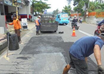 Sejumlah pegawai DPUPR Kota Salatiga mengerjakan penambalan lubang di Jalan Diponegoro, beberapa waktu lalu. (DPUPR Salatiga/Lingkarjateng.id)