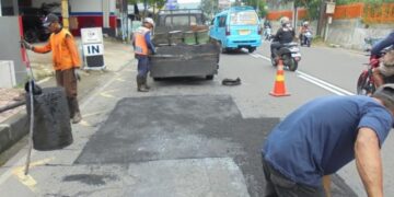 Sejumlah pegawai DPUPR Kota Salatiga mengerjakan penambalan lubang di Jalan Diponegoro, beberapa waktu lalu. (DPUPR Salatiga/Lingkarjateng.id)