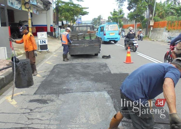 Harga BBM dan Aspal Naik, DPUPR Salatiga Pakai Sistem Zonasi Perbaikan Jalan 25 Sejumlah pegawai DPUPR Kota Salatiga mengerjakan penambalan lubang di Jalan Diponegoro, beberapa waktu lalu. (DPUPR Salatiga/Lingkarjateng.id)