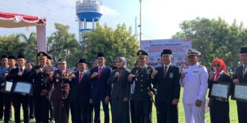 Bupati Kendal, Dyah Kartika Permanasari, berfoto bersama jajaran Pemkab Kendal usai upacara Harkitnas di Alun-alun Kendal, Rabu, 20 Mei 2026. (Elza Nur Fauziah/Lingkarjateng.id)
