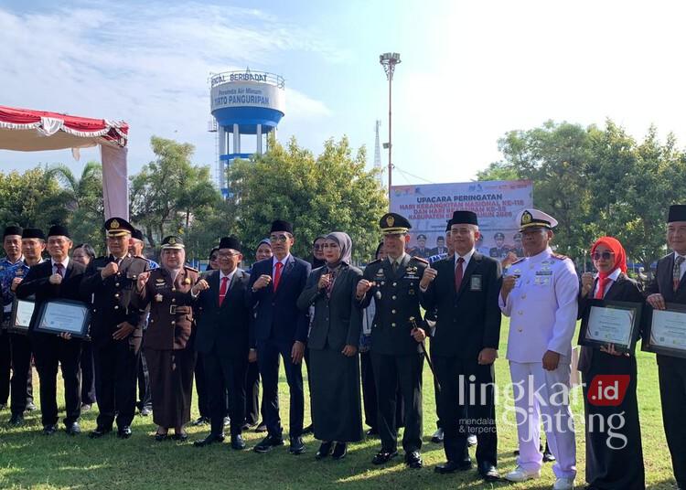Harkitnas 2026, Bupati Kendal Tekankan Perlindungan Generasi Muda di Era Digital 25 Bupati Kendal, Dyah Kartika Permanasari, berfoto bersama jajaran Pemkab Kendal usai upacara Harkitnas di Alun-alun Kendal, Rabu, 20 Mei 2026. (Elza Nur Fauziah/Lingkarjateng.id)