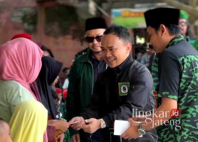 Harlah GPK Jateng-DIY, Gus Haiz Ajak Kader Berkontribusi dalam Pembangunan Daerah-Nasional 25 Pemberian santunan dalam peringatan Harlah GPK Jateng-DIY di Kebon Raya Indrokilo, Kabupaten Boyolali, Jawa Tengah, pada Minggu, 17 Mei 2026. (Tomi Budianto/Lingkarjateng.id)