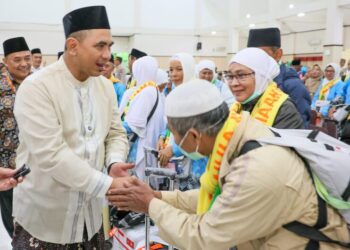 Wagub Jateng Taj Yasin Maimun saat memberangkatkan jamaah calon haji. Foto : Dok.Pemprov Jateng/Lingkar