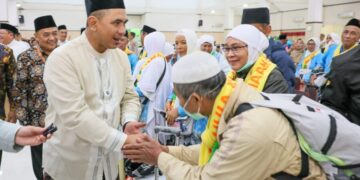 Wagub Jateng Taj Yasin Maimun saat memberangkatkan jamaah calon haji. Foto : Dok.Pemprov Jateng/Lingkar