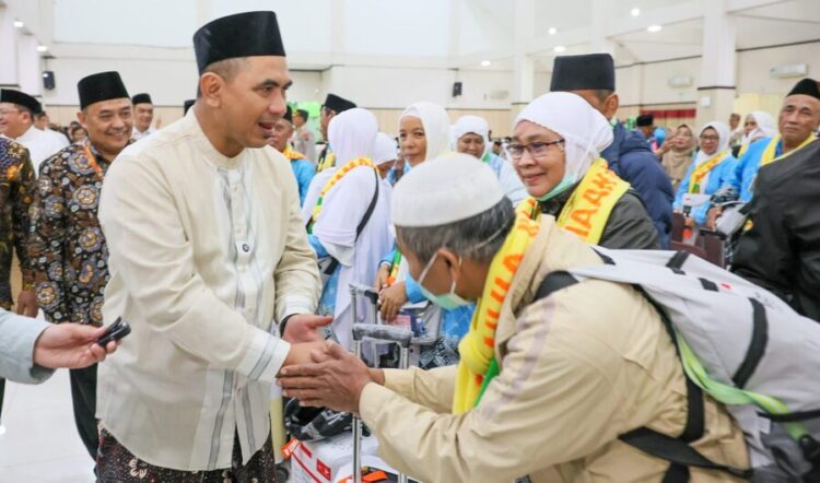 Wagub Jateng Taj Yasin Maimun saat memberangkatkan jamaah calon haji. Foto : Dok.Pemprov Jateng/Lingkar