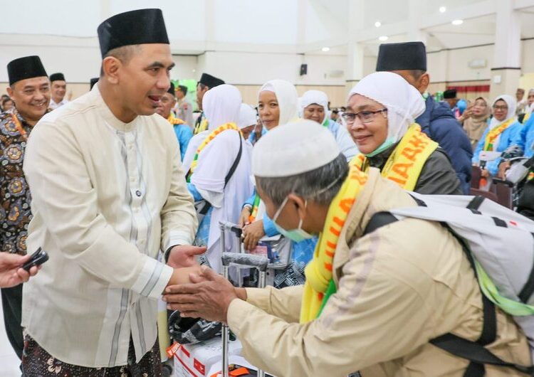 Pekan Depan, PPIH Embarkasi Haji Solo Berangkatkan Kloter Pamungkas Sapu Jagat 25 Wagub Jateng Taj Yasin Maimun saat memberangkatkan jamaah calon haji. Foto : Dok.Pemprov Jateng/Lingkar