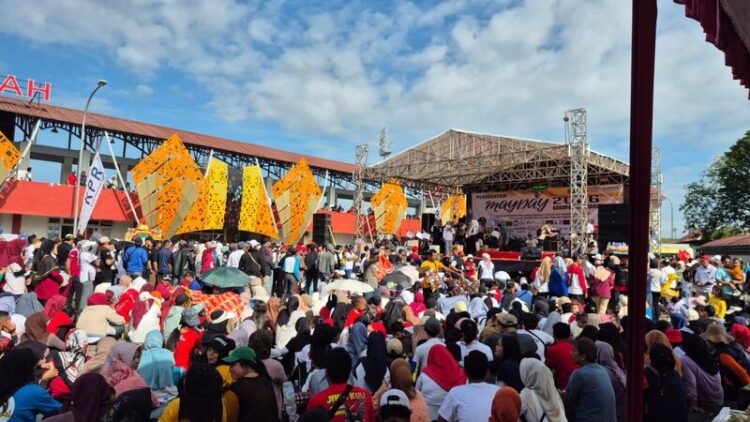 Suasana puncak peringatan May Day di Sport Center Demak. Foto : Burhan/Lingkar
