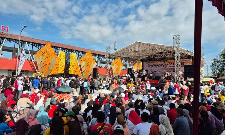 Suasana puncak peringatan May Day di Sport Center Demak. Foto : Burhan/Lingkar