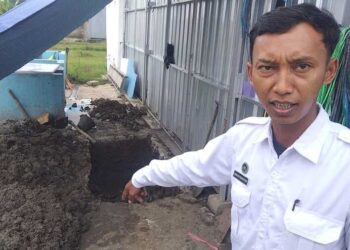 Kepala SPPG Sukorejo 2-Tunjungan Ahmad Afif Jaelani menunjukkan pembangunan IPAL Bio-tank. Foto : Eko Wicaksono/Lingkar