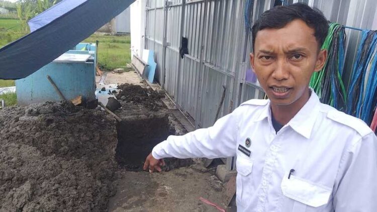 Kepala SPPG Sukorejo 2-Tunjungan Ahmad Afif Jaelani menunjukkan pembangunan IPAL Bio-tank. Foto : Eko Wicaksono/Lingkar