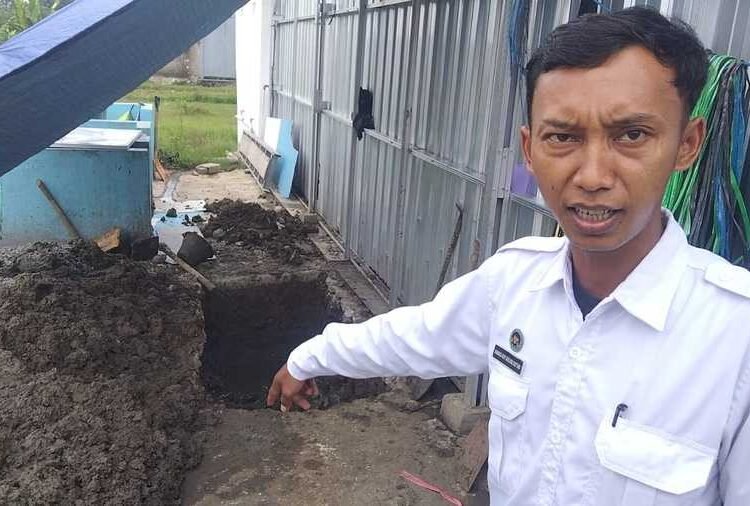 Limbah Cair SPPG di Blora Meluber, Bau Tak Sedap Bikin Resah Warga 25 Kepala SPPG Sukorejo 2-Tunjungan Ahmad Afif Jaelani menunjukkan pembangunan IPAL Bio-tank. Foto : Eko Wicaksono/Lingkar