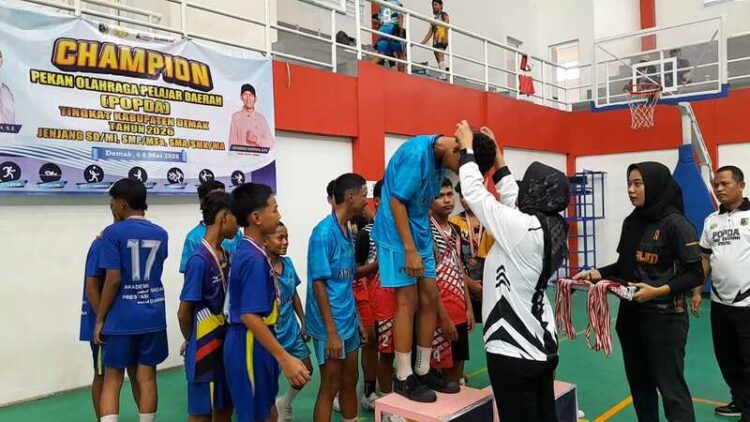 Pengalungan medali kepada pemenang lomba cabor takraw. Foto : Burham Aslam/Lingkar