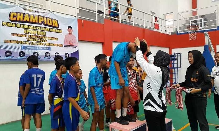 Pengalungan medali kepada pemenang lomba cabor takraw. Foto : Burham Aslam/Lingkar