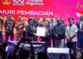 Museum Rekor-Dunia Indonesia (MURI) menyerahkan penghargaan kepada Wali Kota Semarang, Agustina Wilujeng, usai proses verifikasi di lokasi kegiatan Foto : Dok Pemkot Semarang for Lingkar
