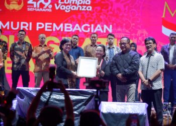 Museum Rekor-Dunia Indonesia (MURI) menyerahkan penghargaan kepada Wali Kota Semarang, Agustina Wilujeng, usai proses verifikasi di lokasi kegiatan Foto : Dok Pemkot Semarang for Lingkar