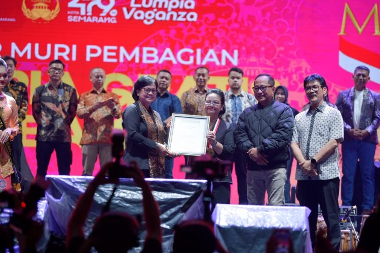 Museum Rekor-Dunia Indonesia (MURI) menyerahkan penghargaan kepada Wali Kota Semarang, Agustina Wilujeng, usai proses verifikasi di lokasi kegiatan Foto : Dok Pemkot Semarang for Lingkar