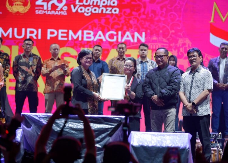 Museum Rekor-Dunia Indonesia (MURI) menyerahkan penghargaan kepada Wali Kota Semarang, Agustina Wilujeng, usai proses verifikasi di lokasi kegiatan Foto : Dok Pemkot Semarang for Lingkar