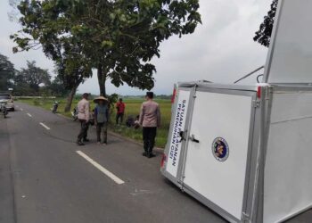 Petugas Polsek Kesesi melakukan olah tempat kejadian perkara (TKP) usai kecelakaan tunggal mobil boks di Jalan Klairan, Kaibahan, Selasa (5/5/2026). Foto : Fahri Akbar/Lingkar