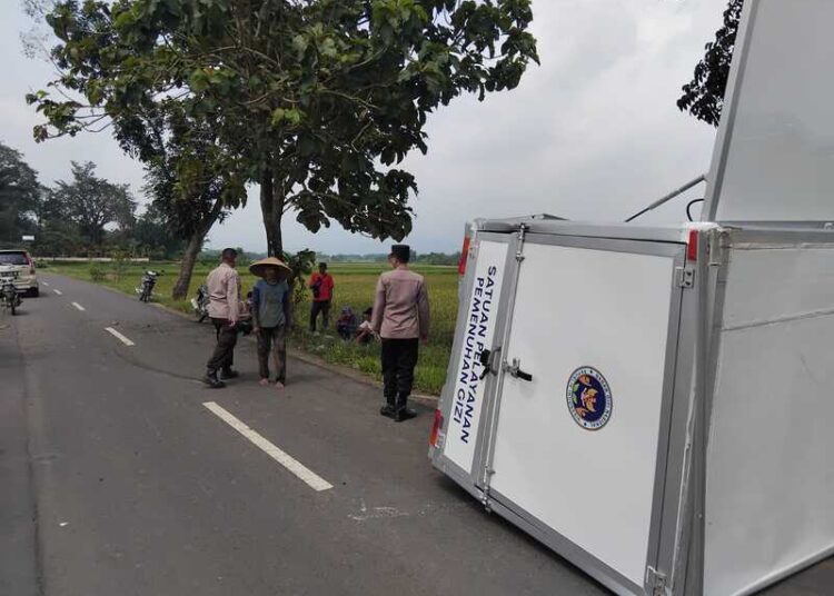 Petugas Polsek Kesesi melakukan olah tempat kejadian perkara (TKP) usai kecelakaan tunggal mobil boks di Jalan Klairan, Kaibahan, Selasa (5/5/2026). Foto : Fahri Akbar/Lingkar