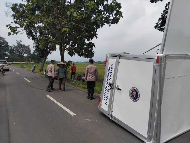 Petugas Polsek Kesesi melakukan olah tempat kejadian perkara (TKP) usai kecelakaan tunggal mobil boks di Jalan Klairan, Kaibahan, Selasa (5/5/2026). Foto : Fahri Akbar/Lingkar