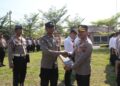 Kapolres saat memberikan penghargaan kepada anggotanya yang berprestasi. Foto : Dok.Polres Demak/ Lingkar