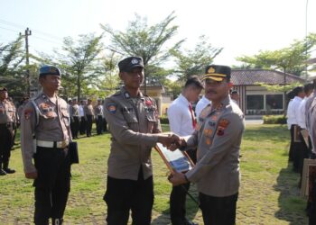Kapolres saat memberikan penghargaan kepada anggotanya yang berprestasi. Foto : Dok.Polres Demak/ Lingkar