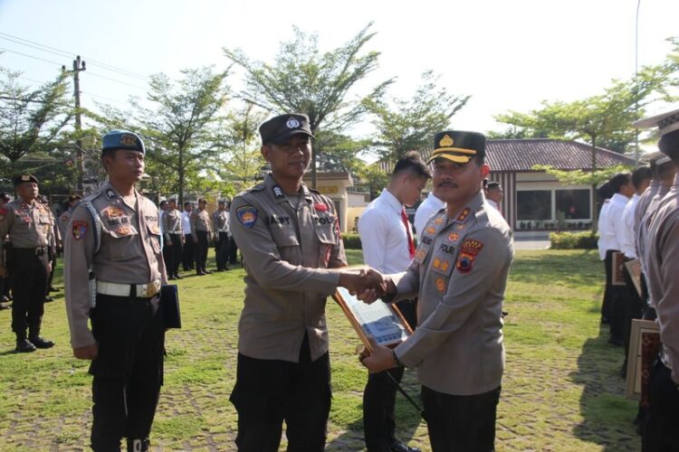 Kapolres saat memberikan penghargaan kepada anggotanya yang berprestasi. Foto : Dok.Polres Demak/ Lingkar