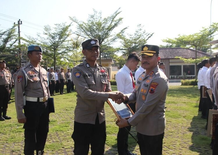 Kapolres saat memberikan penghargaan kepada anggotanya yang berprestasi. Foto : Dok.Polres Demak/ Lingkar